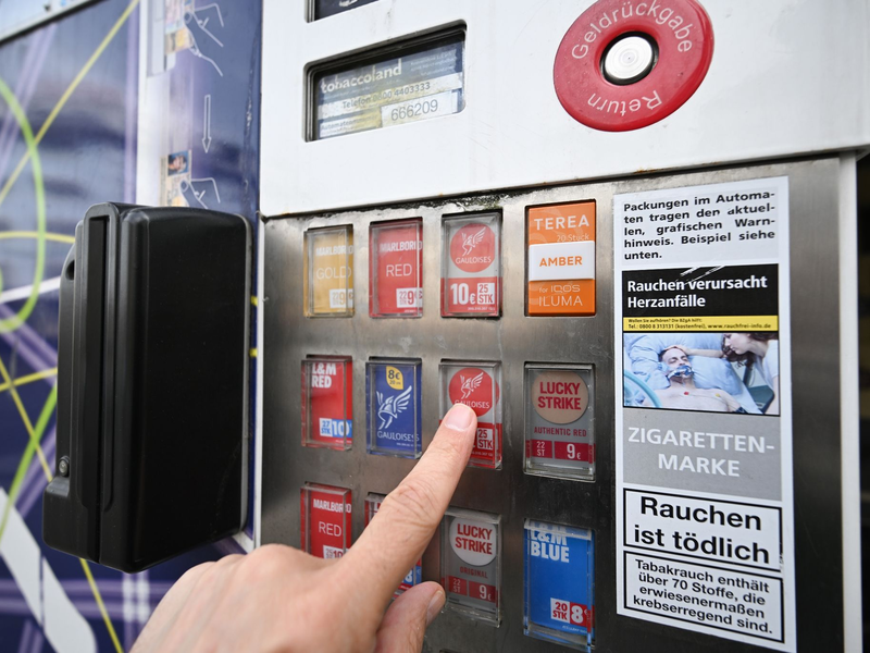 Branchenangaben zufolge werden in Deutschland circa 6 Prozent der Zigaretten über Automaten verkauft. - Foto: Bernd Weißbrod/dpa