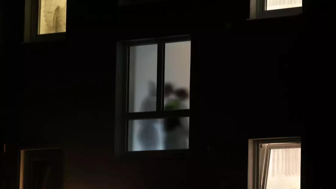 In einem Mehrfamilienhaus in einem kleinen Dorf bei Augsburg hat ein Mann nach Angaben der Polizei drei Menschen erschossen: zwei Frauen und einen Mann. Zwei weitere Personen habe er am Freitagabend schwer verletzt. - Bild: Karl-Josef Hildenbrand/dpa