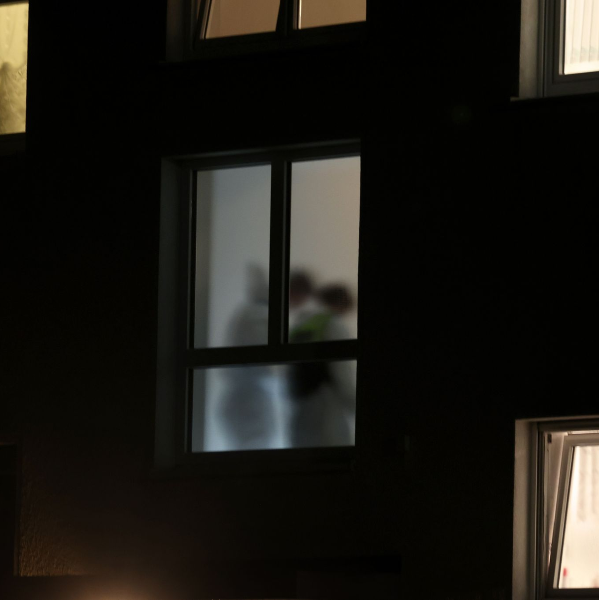 In einem Mehrfamilienhaus in einem kleinen Dorf bei Augsburg hat ein Mann nach Angaben der Polizei drei Menschen erschossen: zwei Frauen und einen Mann. Zwei weitere Personen habe er am Freitagabend schwer verletzt. - Foto: Karl-Josef Hildenbrand/dpa