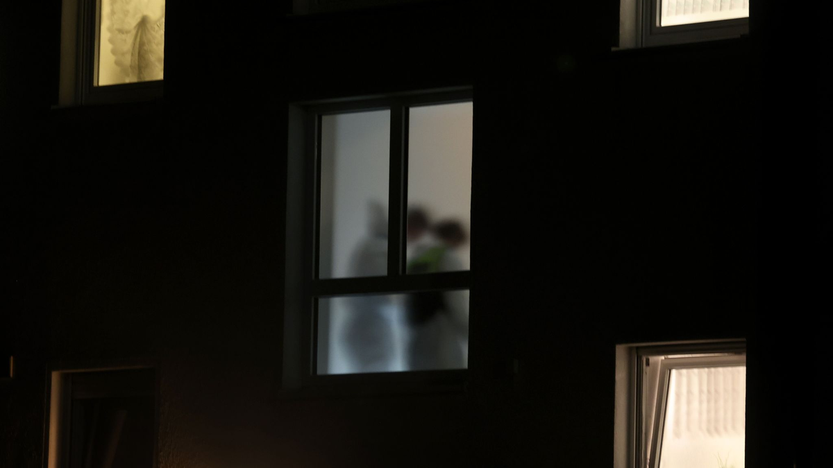 In einem Mehrfamilienhaus in einem kleinen Dorf bei Augsburg hat ein Mann nach Angaben der Polizei drei Menschen erschossen: zwei Frauen und einen Mann. Zwei weitere Personen habe er am Freitagabend schwer verletzt. - Foto: Karl-Josef Hildenbrand/dpa