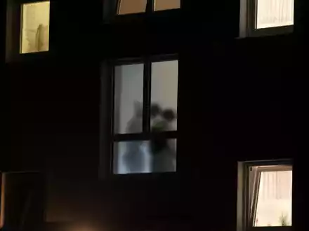In einem Mehrfamilienhaus in einem kleinen Dorf bei Augsburg hat ein Mann nach Angaben der Polizei drei Menschen erschossen: zwei Frauen und einen Mann. Zwei weitere Personen habe er am Freitagabend schwer verletzt. - Foto: Karl-Josef Hildenbrand/dpa