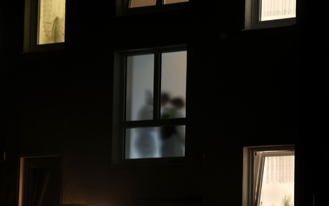 In einem Mehrfamilienhaus in einem kleinen Dorf bei Augsburg hat ein Mann nach Angaben der Polizei drei Menschen erschossen: zwei Frauen und einen Mann. Zwei weitere Personen habe er am Freitagabend schwer verletzt. - Foto: Karl-Josef Hildenbrand/dpa