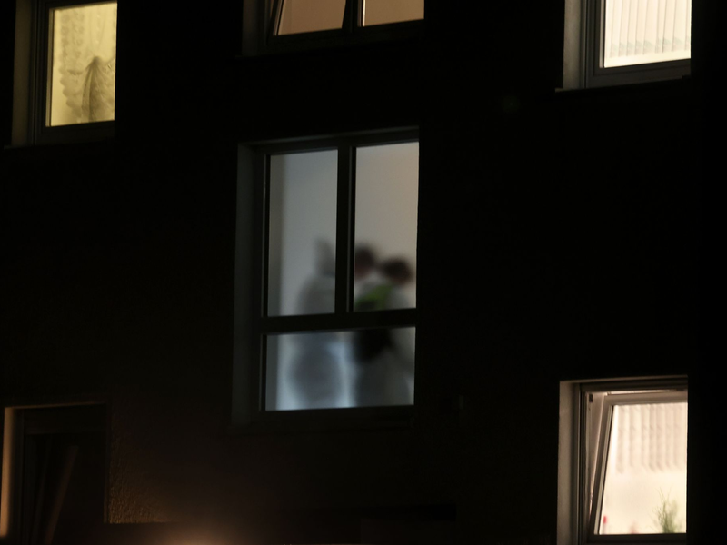 In einem Mehrfamilienhaus in einem kleinen Dorf bei Augsburg hat ein Mann nach Angaben der Polizei drei Menschen erschossen: zwei Frauen und einen Mann. Zwei weitere Personen habe er am Freitagabend schwer verletzt. - Foto: Karl-Josef Hildenbrand/dpa