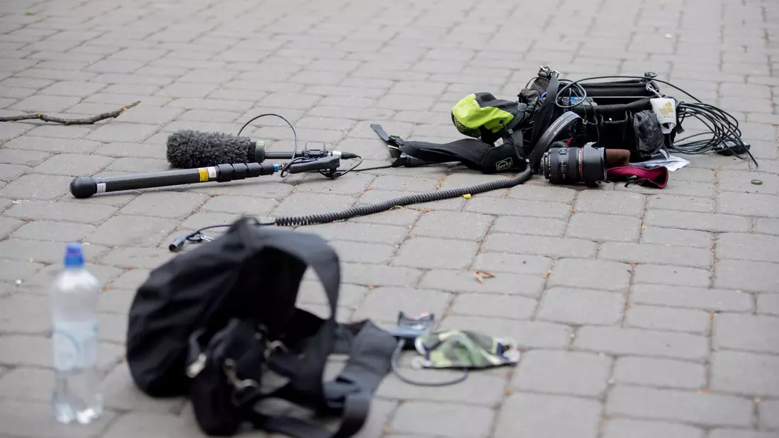 Der gefährlichste Ort für Medienschaffende waren auch 2023 politische Versammlungen wie Partei-Veranstaltungen, Demonstrationen oder Protestaktionen. - Bild: Christoph Soeder/dpa