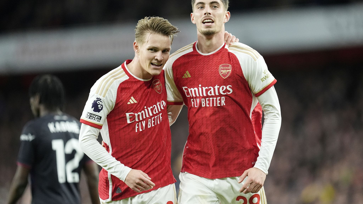 Arsenals Martin Odegaard (l) jubelt nach einem Tor mit seinem Teamkollegen Kai Havertz. - Foto: Nick Potts/PA Wire/dpa