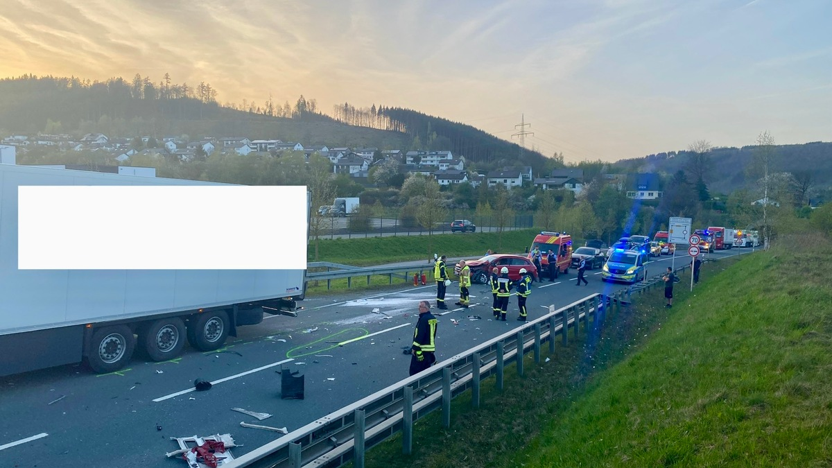 FF Olsberg: Verkehrsunfall auf B490n am Losenbergtunnel in Olsberg - Foto: presseportal.de