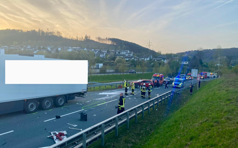 FF Olsberg: Verkehrsunfall auf B490n am Losenbergtunnel in Olsberg - Foto: presseportal.de