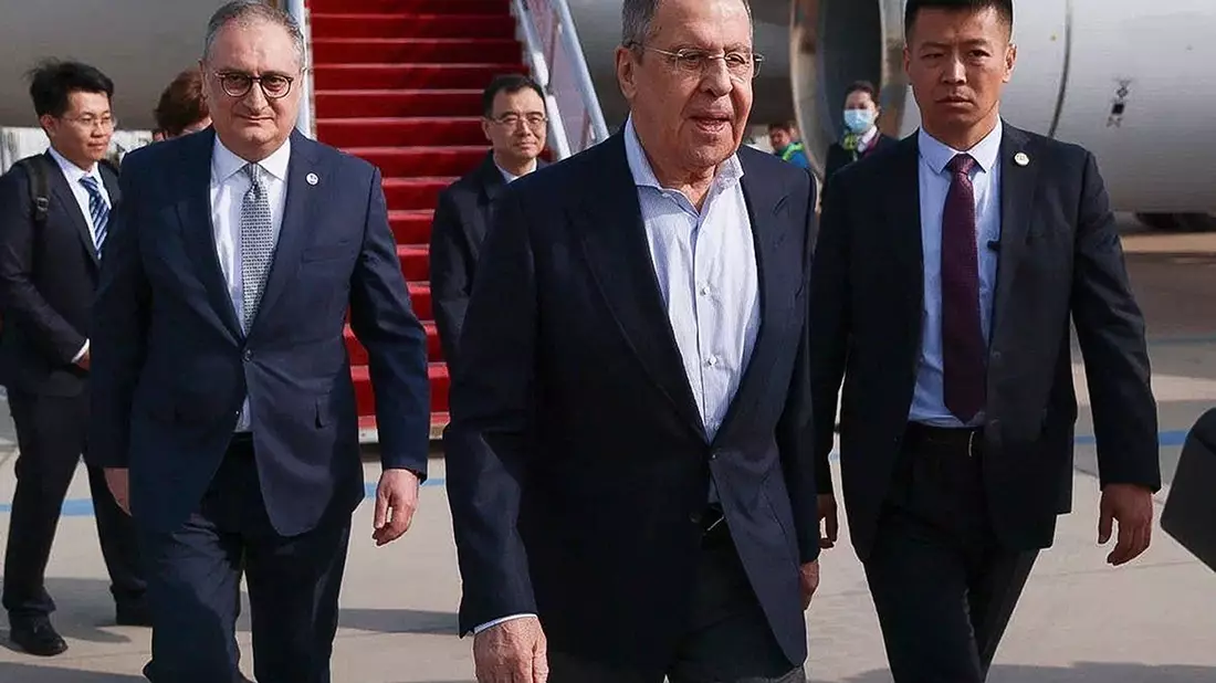 Der russische Außenminister Sergej Lawrow (M.) ist derzeit zu Besuch in China. - Bild: Russian Foreign Ministry Press Service/AP/dpa
