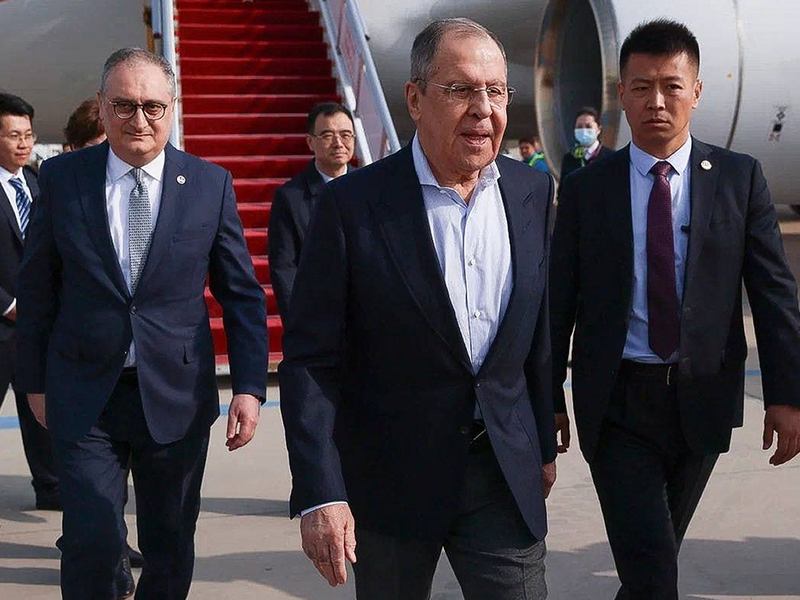 Der russische Außenminister Sergej Lawrow (M.) ist derzeit zu Besuch in China. - Foto: Russian Foreign Ministry Press Service/AP/dpa