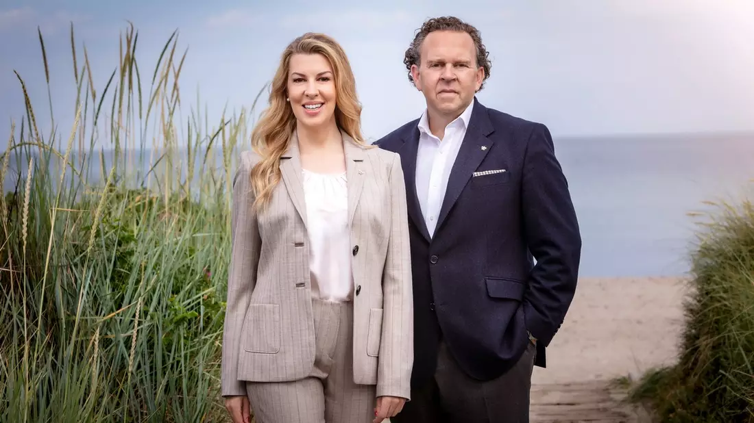 Große Ehre auf Weissenhaus / Das Direktorenpaar Natalie Fischer-Nagel und Frank Nagel wird mit Deutschlands renommiertem Branchenpreis der ahgz als Hoteliers des Jahres 2024 ausgezeichnet - Bild: presseportal.de