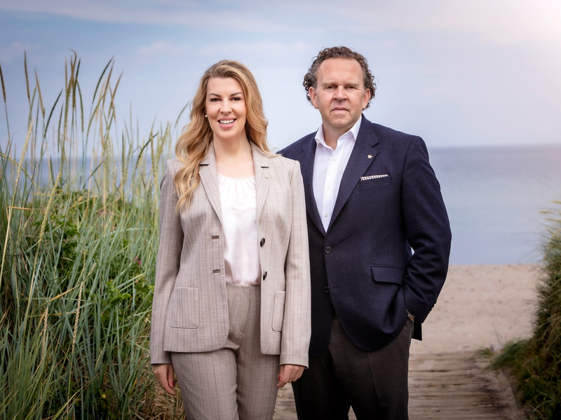 Große Ehre auf Weissenhaus / Das Direktorenpaar Natalie Fischer-Nagel und Frank Nagel wird mit Deutschlands renommiertem Branchenpreis der ahgz als Hoteliers des Jahres 2024 ausgezeichnet - Foto: presseportal.de