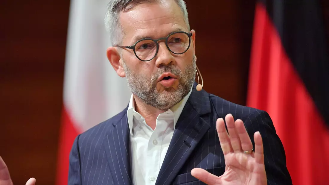 «Ich will immer noch mal daran erinnern, nicht von Israel geht Aggression aus, sondern von Hamas-Terroristen»: Michael Roth. - Bild: Martin Schutt/dpa