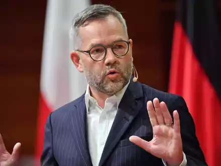 «Ich will immer noch mal daran erinnern, nicht von Israel geht Aggression aus, sondern von Hamas-Terroristen»: Michael Roth. - Foto: Martin Schutt/dpa