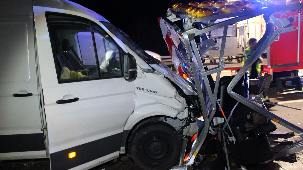 API-TH: Kleintransporter fährt ungebremst auf Schilderwagen auf - Foto: presseportal.de