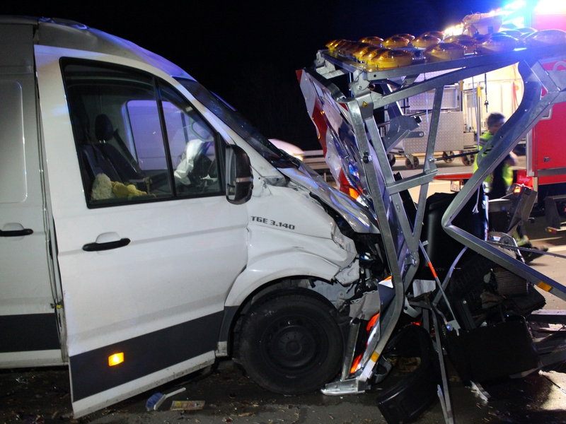API-TH: Kleintransporter fährt ungebremst auf Schilderwagen auf - Foto: presseportal.de