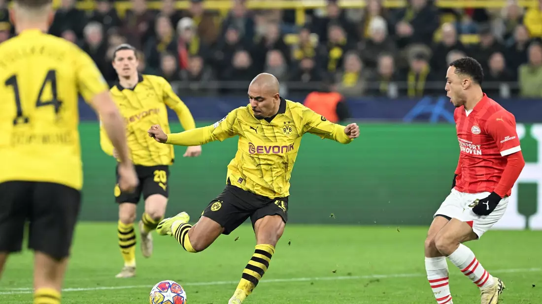 Borussia Dortmund muss auch im ersten Viertelfinal-Duell mit Atlético Madrid auf Donyell Malen verzichten. - Bild: Federico Gambarini/dpa