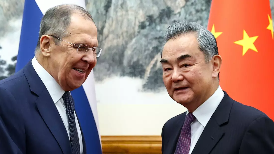 Der russische Außenminister Sergej Lawrow (l.) und sein chinesischer Amtskollege Wang Yi. - Bild: Russian Foreign Ministry Press Service/AP/dpa