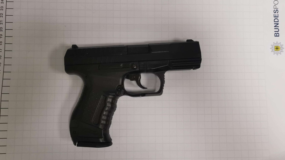 BPOL NRW: Zugriffsbereit im Hosenbund - Bundespolizisten stellen Anscheinswaffe sicher - Foto: presseportal.de