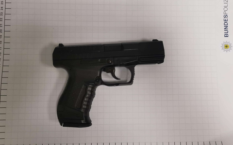 BPOL NRW: Zugriffsbereit im Hosenbund - Bundespolizisten stellen Anscheinswaffe sicher - Foto: presseportal.de