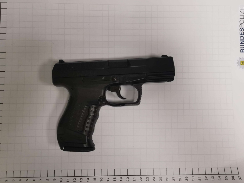 BPOL NRW: Zugriffsbereit im Hosenbund - Bundespolizisten stellen Anscheinswaffe sicher - Foto: presseportal.de