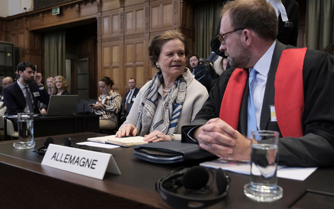 Tania von Uslar-Gleichen (l.) und Christian J. Tams, Mitglied des deutschen Anwaltsteams. - Foto: Patrick Post/AP/dpa