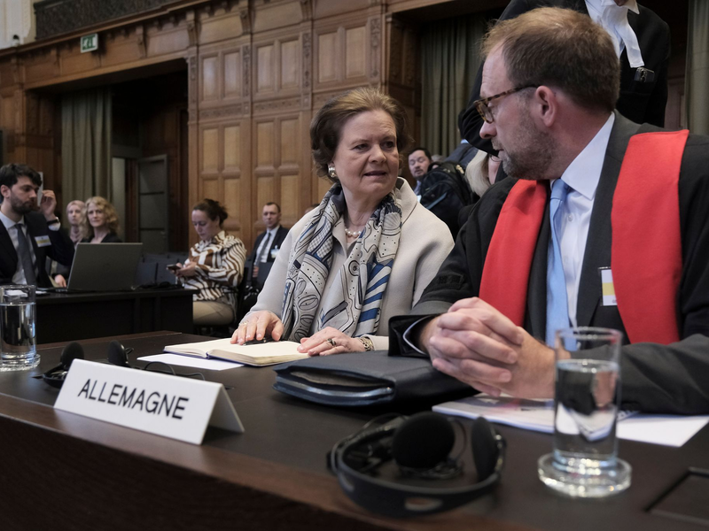 Tania von Uslar-Gleichen (l.) und Christian J. Tams, Mitglied des deutschen Anwaltsteams. - Foto: Patrick Post/AP/dpa