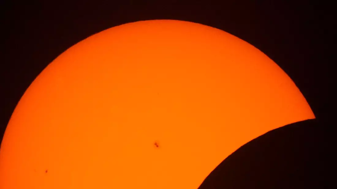 Sonnenflecken sind während der Anfangsphase der Sonnenfinsternis zu sehen. - Bild: Julio Cortez/AP