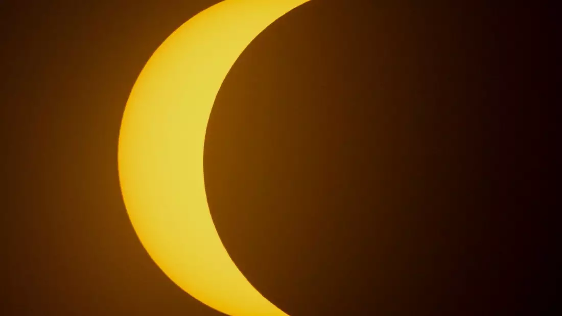 Der Mond schieb sich vor die Sonne. - Bild: Fernando Llano/AP/dpa