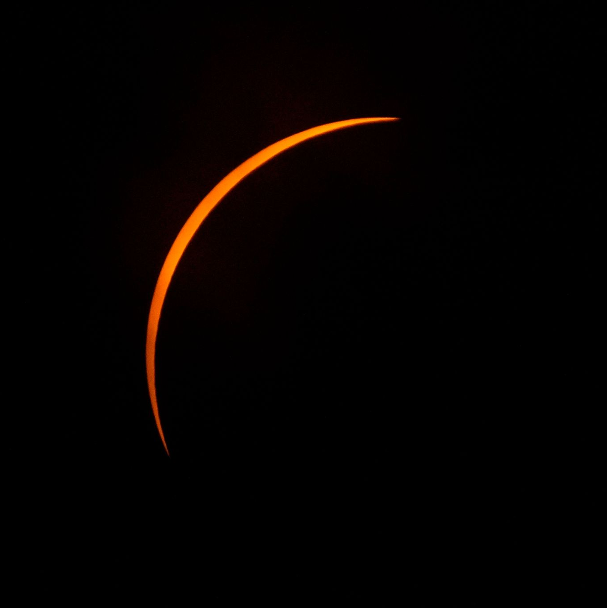 Der Mond verdeckt fast komplett die Sonne. - Foto: Eric Gay/AP