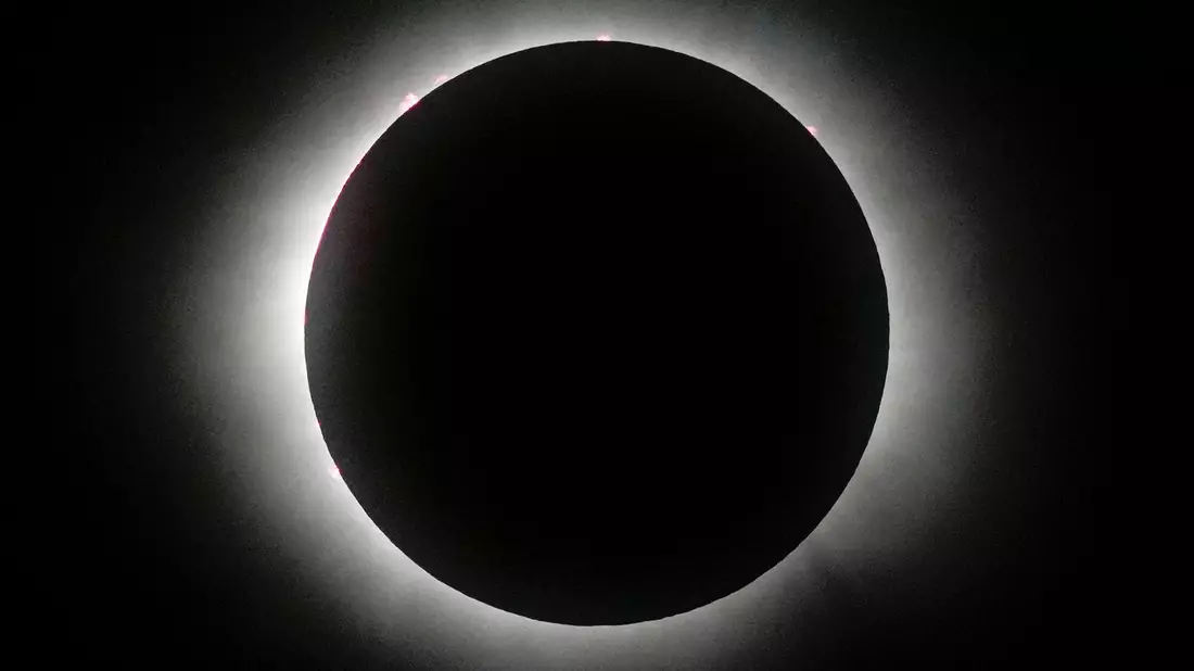 Dunkle Scheibe: Der Mond steht vor der Sonne. - Bild: Fernando Llano/AP