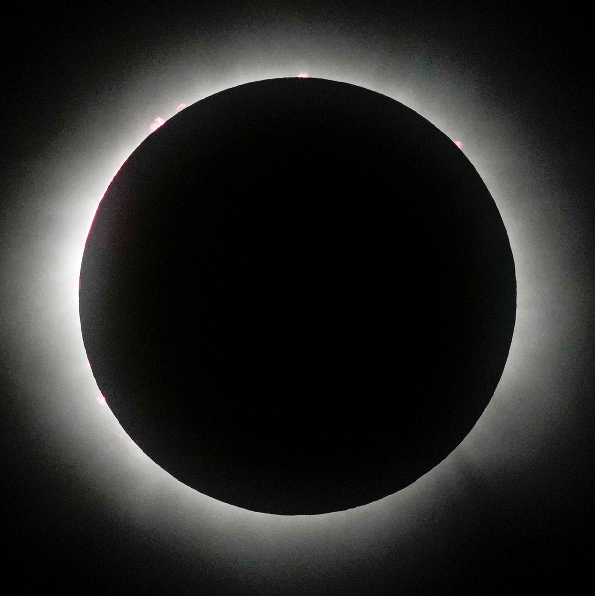 Dunkle Scheibe: Der Mond steht vor der Sonne. - Foto: Fernando Llano/AP