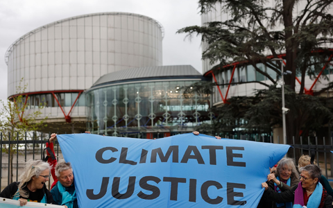Protestierende Menschen vor dem Europäischen Gerichtshof für Menschenrechte. - Foto: Jean-Francois Badias/AP Protestierende Menschen vor dem Europäischen Gerichtshof für Menschenrechte. - Foto: Jean-Francois Badias/AP