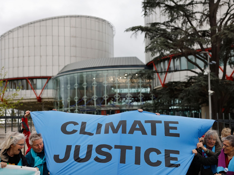 Protestierende Menschen vor dem Europäischen Gerichtshof für Menschenrechte. - Foto: Jean-Francois Badias/AP