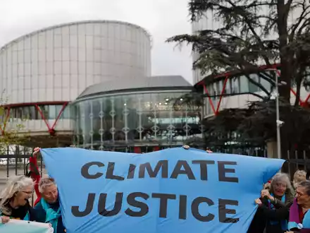 Der Fall der Klimaseniorinnen war die erste Klimaklage überhaupt, die vor der Großen Kammer des Europäischen Gerichtshofs für Menschrenrechte angehört wurde. - Foto: Jean-Francois Badias/AP/dpa