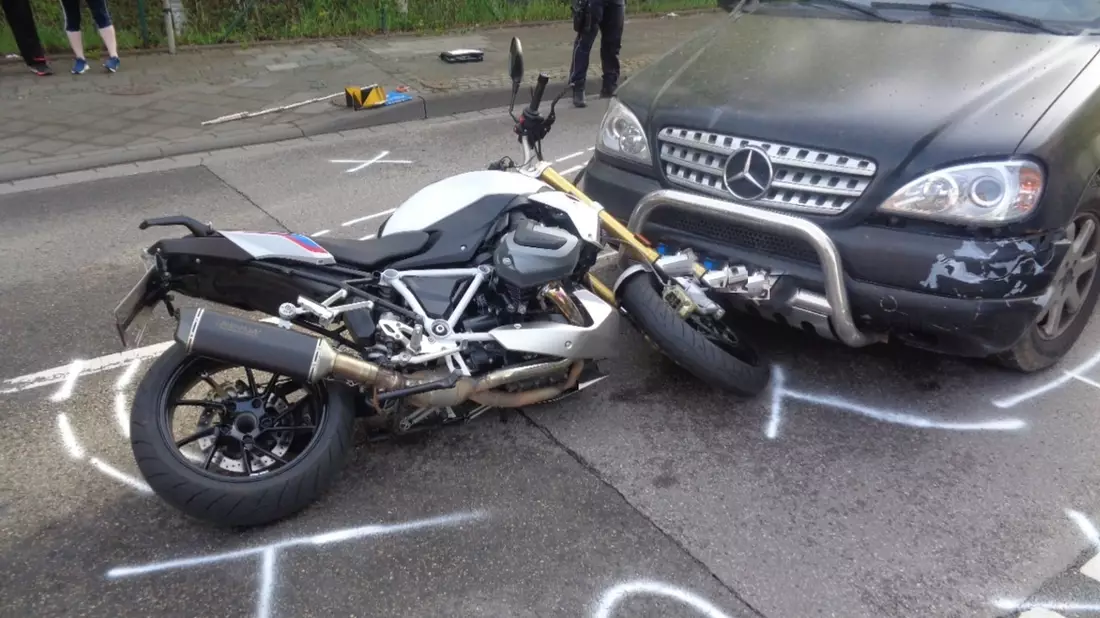 POL-AC: Auto stößt mit Motorrad zusammen - Motorradfahrer kommt schwer verletzt ins Krankenhaus - Bild: presseportal.de