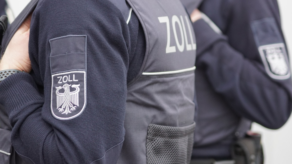 HZA-A: Groß angelegte Durchsuchungsaktion in Verfahren wegen des Verdachts auf Vorenthalten und Veruntreuen von Arbeitsentgelt in der Baubranche - Foto: presseportal.de