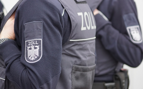 HZA-A: Groß angelegte Durchsuchungsaktion in Verfahren wegen des Verdachts auf Vorenthalten und Veruntreuen von Arbeitsentgelt in der Baubranche - Foto: presseportal.de