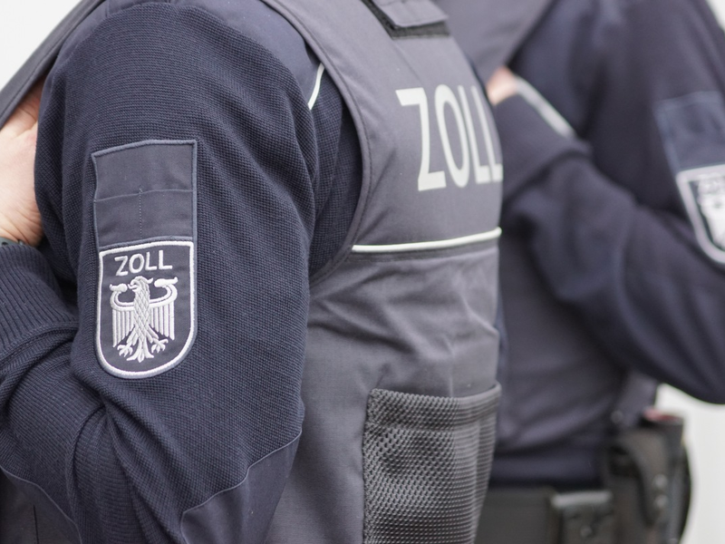 HZA-A: Groß angelegte Durchsuchungsaktion in Verfahren wegen des Verdachts auf Vorenthalten und Veruntreuen von Arbeitsentgelt in der Baubranche - Foto: presseportal.de