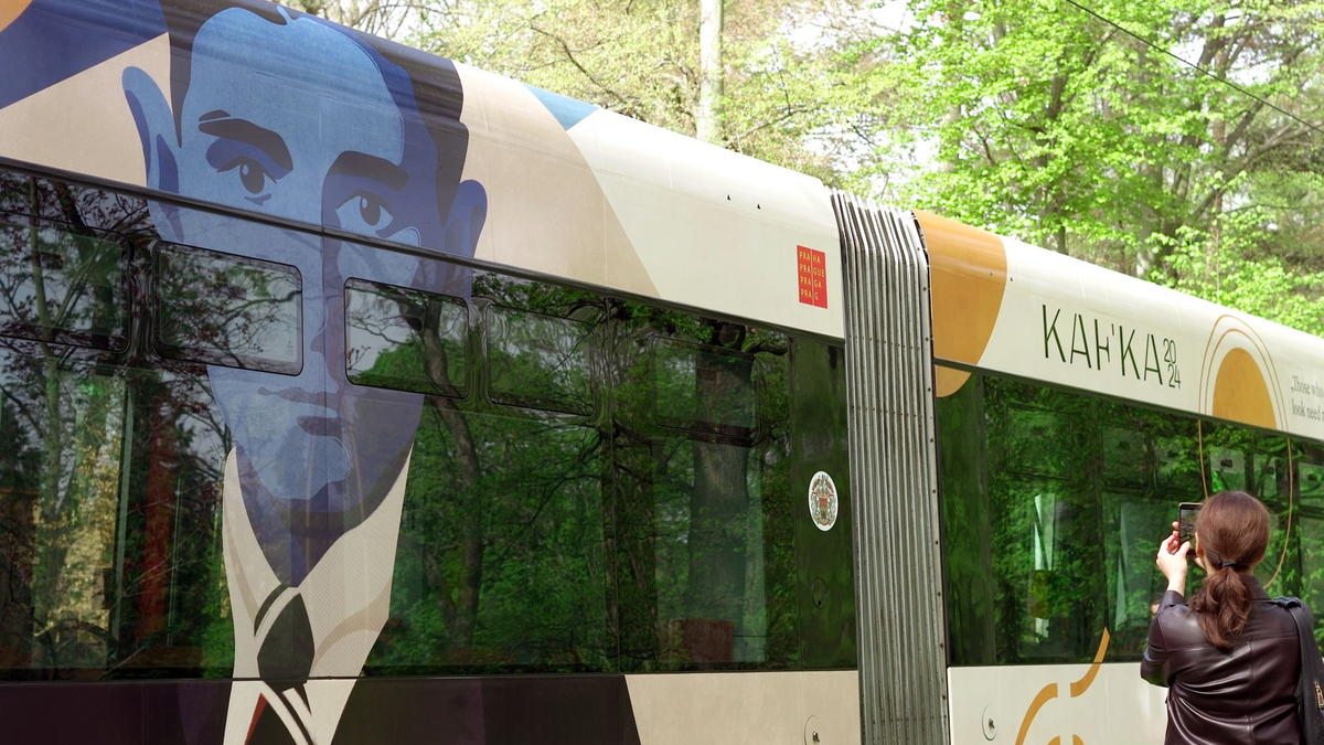 In Prag erinnert diese neugestaltete Straßenbahn an den deutschsprachigen Schriftsteller Franz Kafka. - Foto: Michael Heitmann/dpa