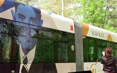 In Prag erinnert diese neugestaltete Straßenbahn an den deutschsprachigen Schriftsteller Franz Kafka. - Foto: Michael Heitmann/dpa