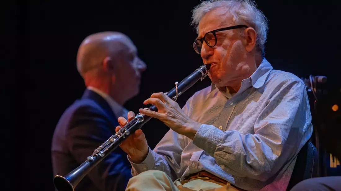 Woody Allen an der Klarinette 2023 beim  Barcelona Jazz Festival. - Bild: Kike Rincón/EUROPA PRESS/dpa