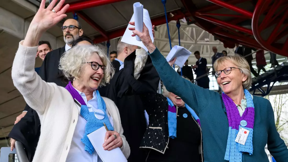 Freude bei den Klagenden: Die Schweizer Klimaseniorinnen nach dem Urteil vor dem Gerichtsgebäude. - Bild: Jean-Christophe Bott/KEYSTONE/dpa