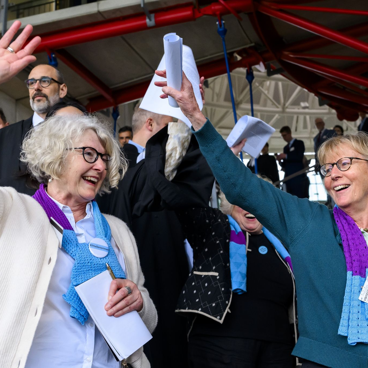 Freude bei den Klagenden: Die Schweizer Klimaseniorinnen nach dem Urteil vor dem Gerichtsgebäude. - Foto: Jean-Christophe Bott/KEYSTONE/dpa