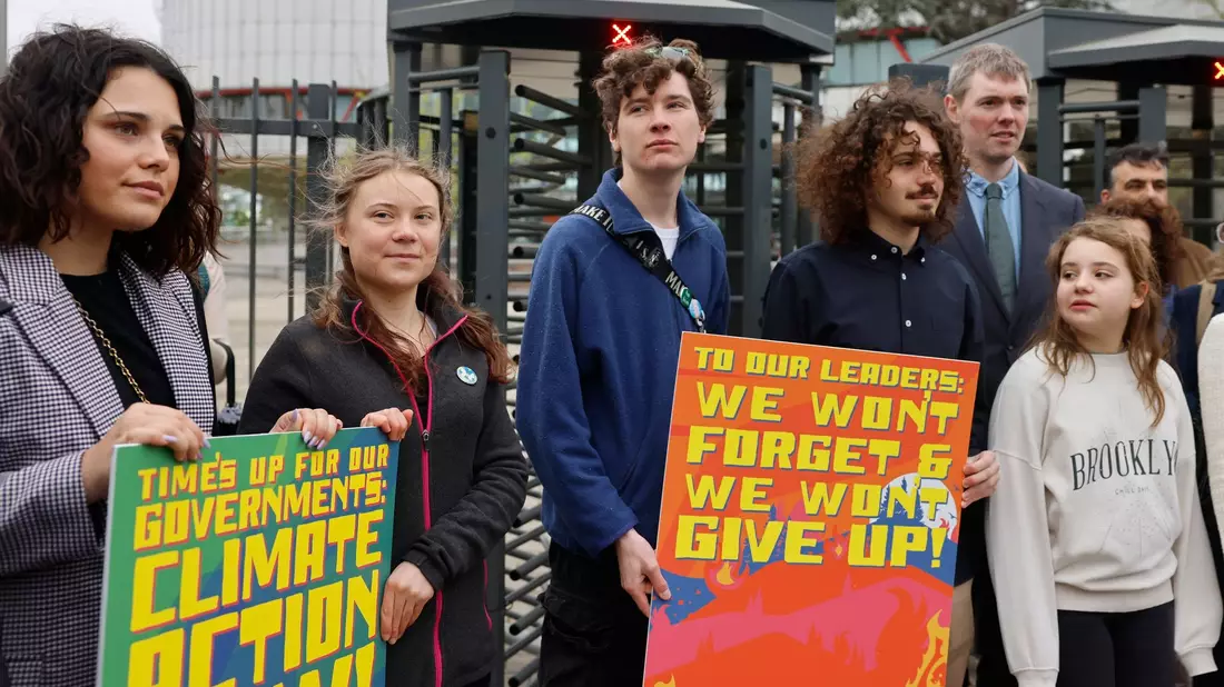 Die schwedische Klimaaktivistin Greta Thunberg (2.v.l.) demonstriert zusammen mit Jugendlichen aus Portugal vor dem Europäischen Gerichtshof für Menschenrechte. - Bild: Jean-Francois Badias/AP/dpa