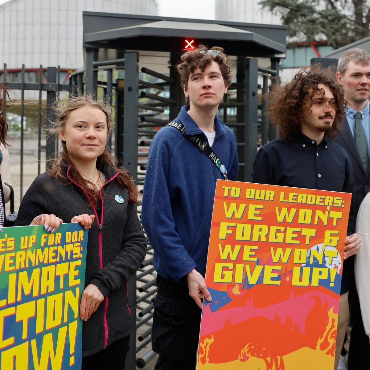 Die schwedische Klimaaktivistin Greta Thunberg (2.v.l.) demonstriert zusammen mit Jugendlichen aus Portugal vor dem Europäischen Gerichtshof für Menschenrechte. - Foto: Jean-Francois Badias/AP/dpa