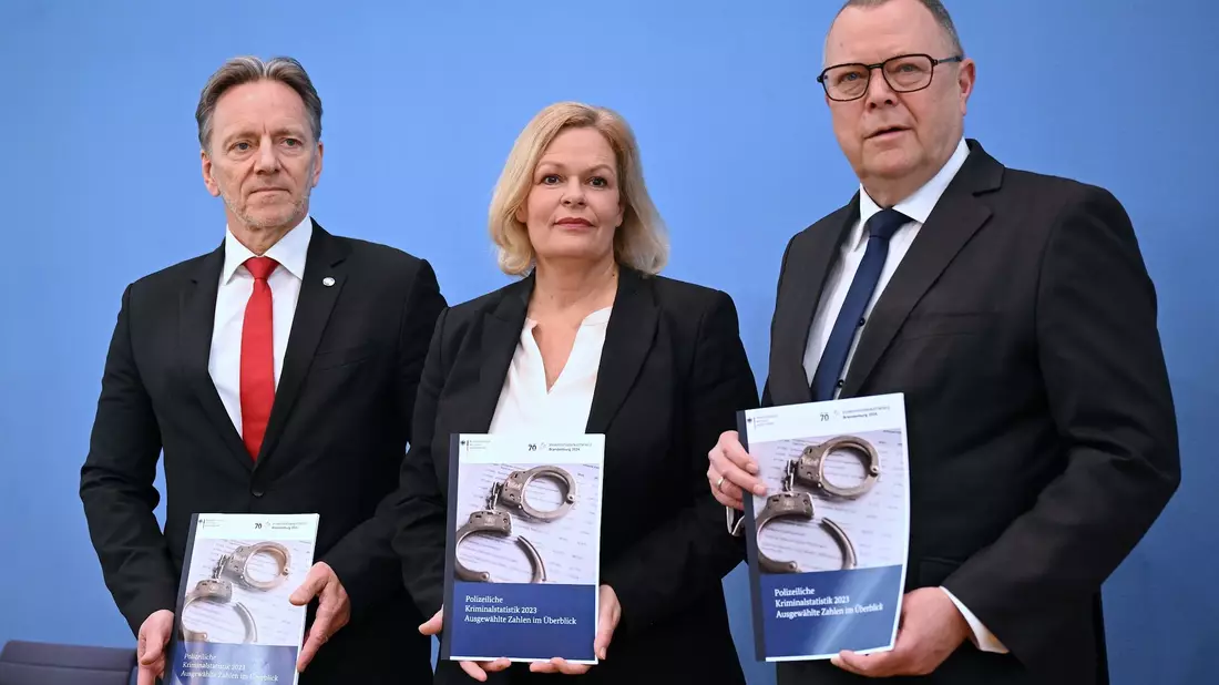 Bundesinnenministerin Nancy Faeser mit BKA-Präsident Holger Münch (l.) und  Brandenburgs Innenminister Michael Stübgen bei der Vorstellung der Polizeilichen Kriminalstatistik 2023 (PKS). - Bild: Britta Pedersen/dpa