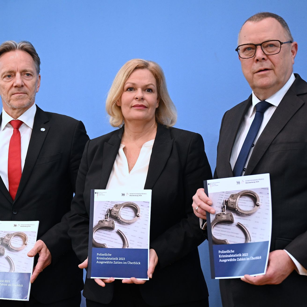 Bundesinnenministerin Nancy Faeser mit BKA-Präsident Holger Münch (l.) und  Brandenburgs Innenminister Michael Stübgen bei der Vorstellung der Polizeilichen Kriminalstatistik 2023 (PKS). - Foto: Britta Pedersen/dpa