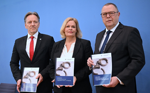 Bundesinnenministerin Nancy Faeser mit BKA-Präsident Holger Münch (l.) und  Brandenburgs Innenminister Michael Stübgen bei der Vorstellung der Polizeilichen Kriminalstatistik 2023 (PKS). - Foto: Britta Pedersen/dpa