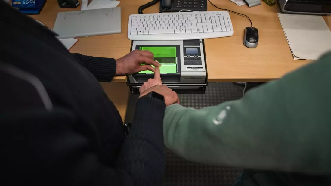 Bundespolizeidirektion München: Wahre Identität verschleiert/ Bundespolizei bringt Migranten in Abschiebehafteinrichtung - Bild: presseportal.de
