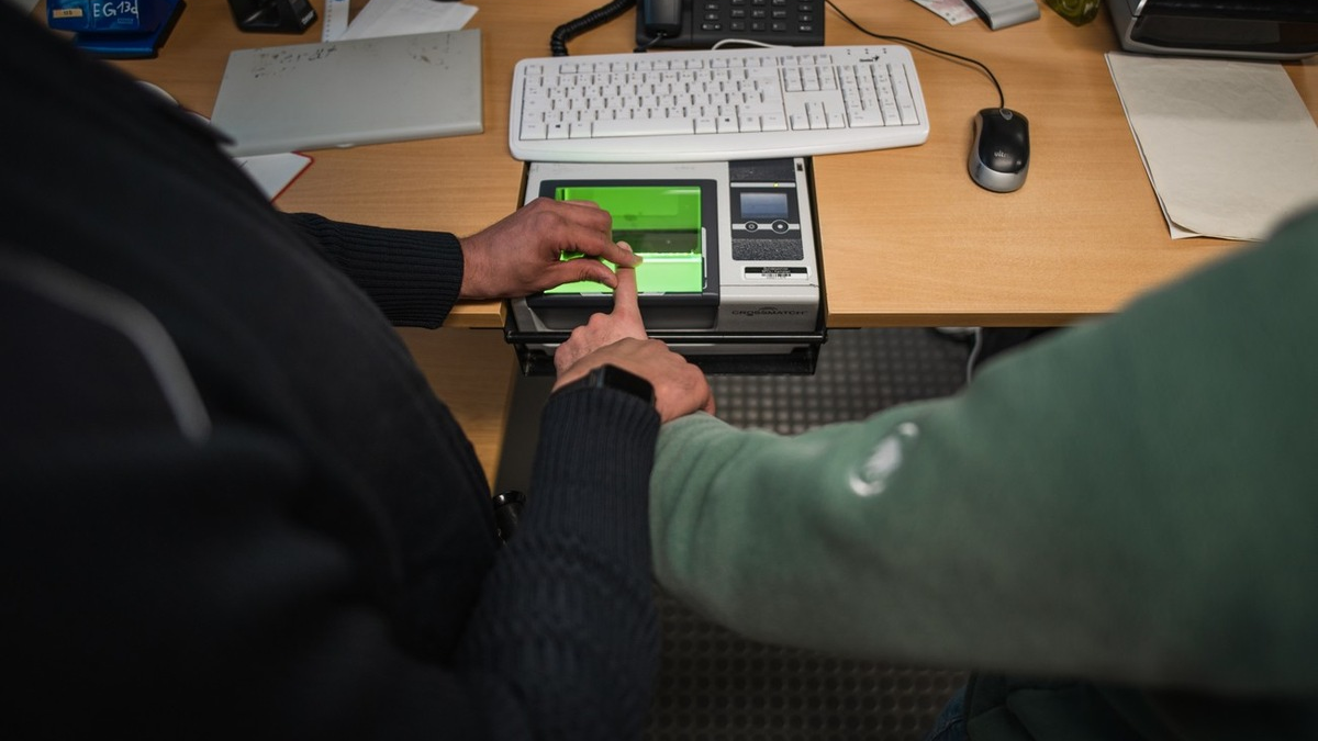 Bundespolizeidirektion München: Wahre Identität verschleiert/ Bundespolizei bringt Migranten in Abschiebehafteinrichtung - Foto: presseportal.de